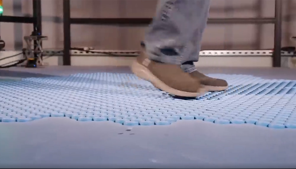 迪士尼展示了一款创新的多用户全向跑步机：Holo Tile